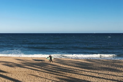 人走在海滨白天
